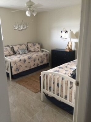 2 habitaciones, tabla de planchar con plancha, wifi y ropa de cama
