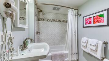 Hårføner og håndklær