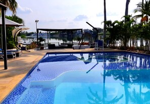 Una piscina al aire libre