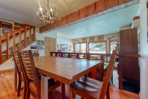 Dining - Amazing country getaway with deck & mountain views (Jackson)