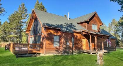 Mountain Cabin with Fireplace and Hot Tub!