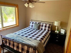 4 bedrooms, desk, iron/ironing board, travel cot - Spacious Mountain Cabin w/ Hot Tub & Bunkhouse (Donnelly)