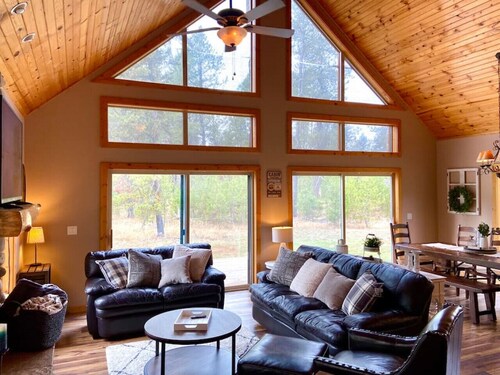 Spacious Mountain Cabin w/ Hot Tub & Bunkhouse