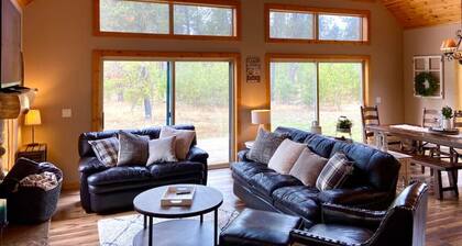 Spacious Mountain Cabin w/ Hot Tub & Bunkhouse