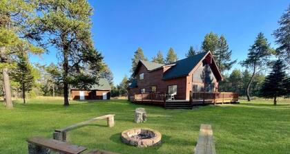 Spacious Mountain Cabin w/ Hot Tub & Bunkhouse
