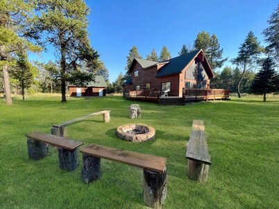 Spacious Mountain Cabin w/ Hot Tub & Bunkhouse