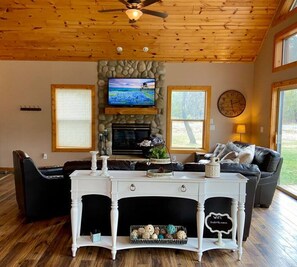 Smart TV, fireplace, video games - Spacious Mountain Cabin w/ Hot Tub & Bunkhouse (Donnelly)
