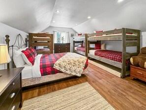 4 Schlafzimmer, Schreibtisch, Bügeleisen/Bügelbrett, Reisekinderbett