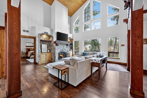 Luxurious Cabin with Hot Tub, Large Yard, Fire Pit