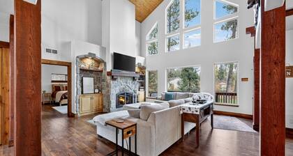 Luxurious Cabin with Hot Tub, Large Yard, Fire Pit