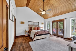 5 Schlafzimmer, Schreibtisch, Bügeleisen/Bügelbrett, Reisekinderbett