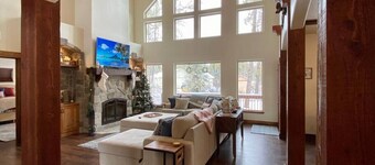 Luxurious Cabin with Hot Tub, Large Yard, Fire Pit