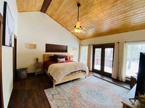 5 habitaciones, escritorio y tabla de planchar con plancha