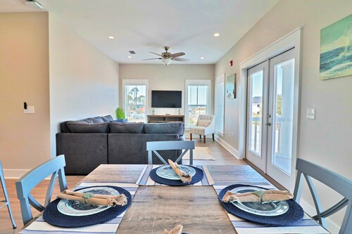 Beautiful condo in walking distance to both the town center and the Bay! 