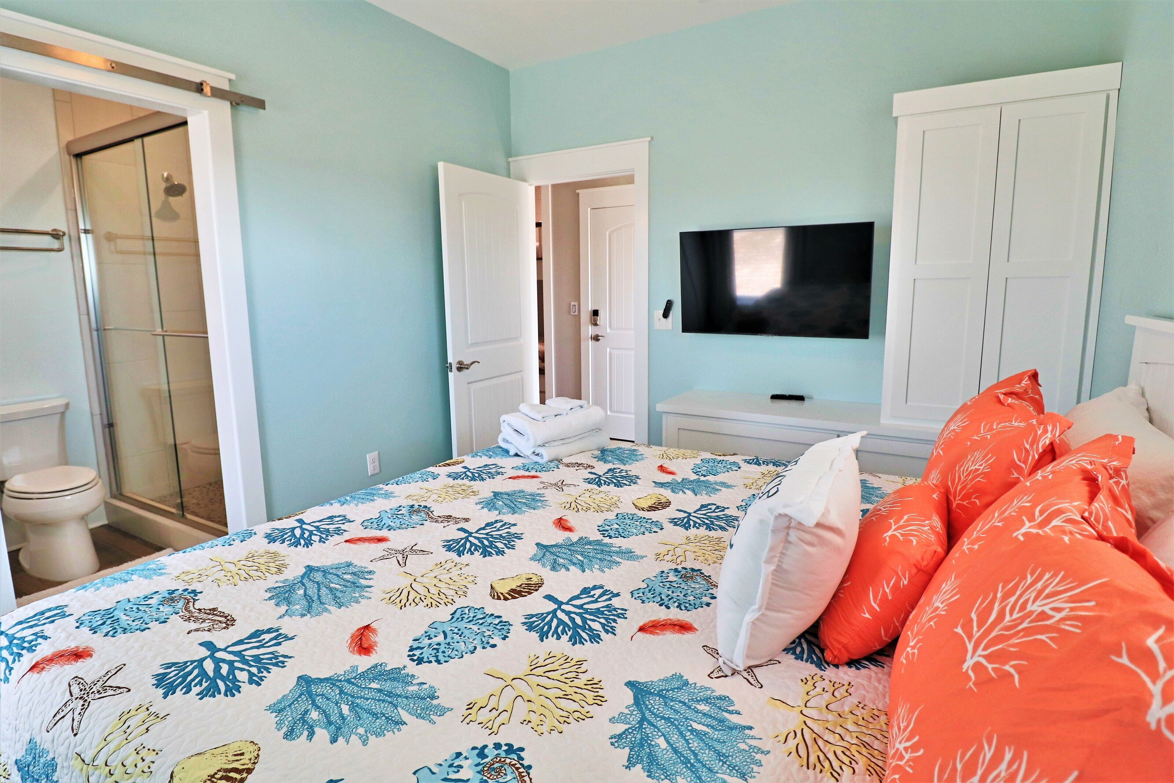 Beautiful condo in walking distance to both the town center and the Bay! 