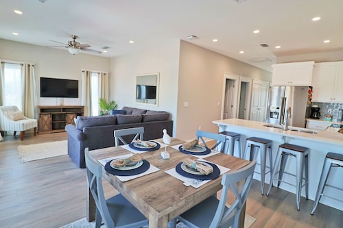 Beautiful condo in walking distance to both the town center and the Bay! 