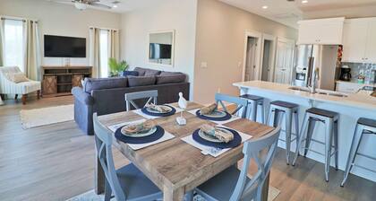 Beautiful condo in walking distance to both the town center and the Bay!