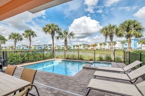Chic private pool area of the cottage in Kissimmee Florida - Relax and unwind in exclusive pool - An ideal haven for basking in sunshine and enjoying moments of serenity