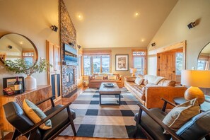 Smart TV, chimenea y libros 