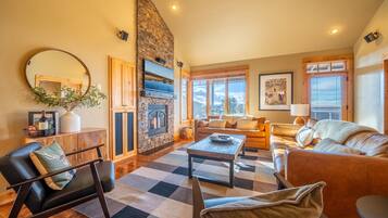 Smart-TV, peis og bøker