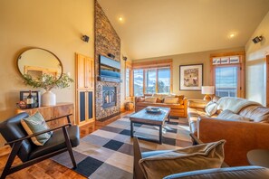 Smart TV, chimenea y libros 