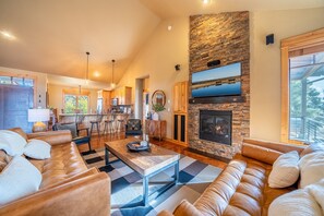 Smart TV, chimenea y libros 