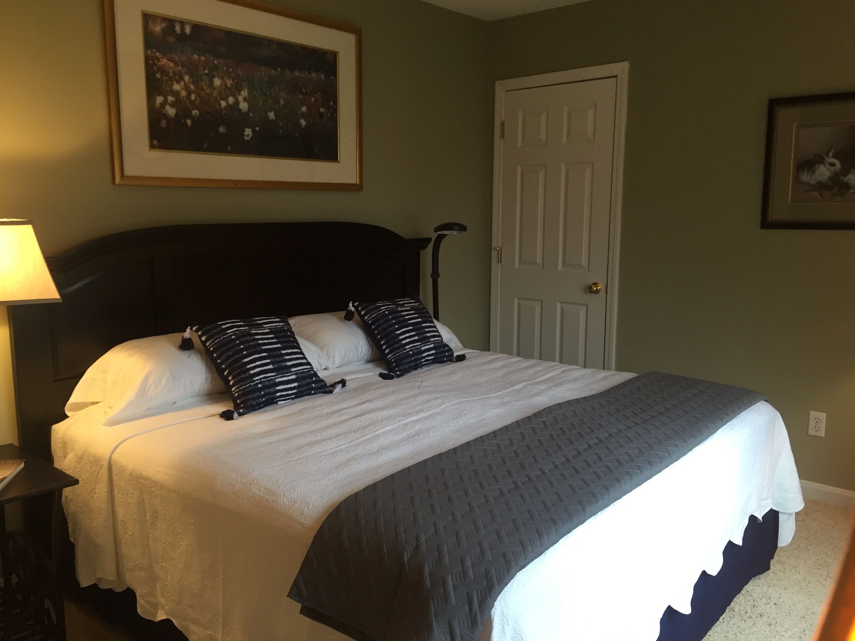 Couples Cozy Lake Cottage at Edgewater Resort 36