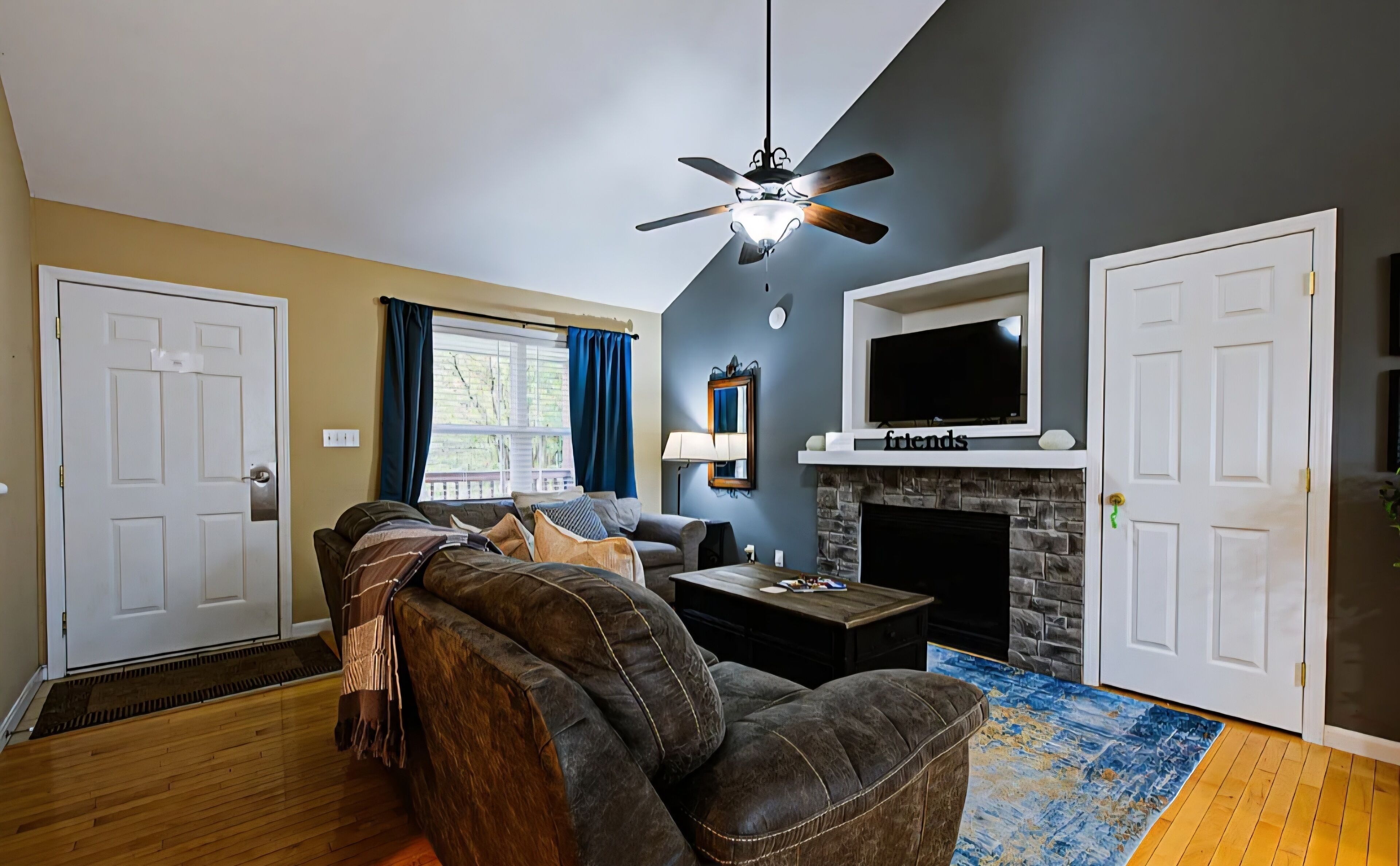 TV, fireplace, DVD player, books