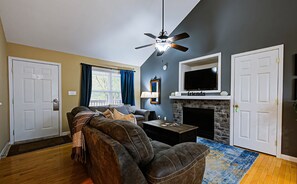 TV, fireplace, DVD player, books - 3B/3B; Single Family Lakeside Retreat W/Hot Tub (Taylorsville)