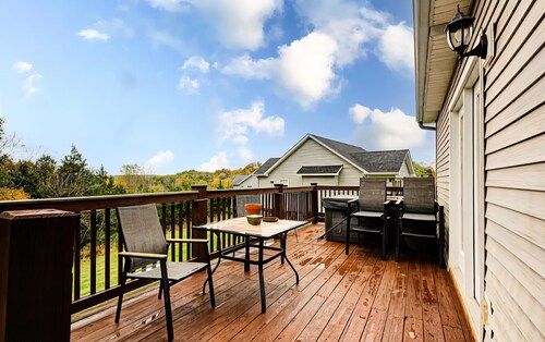 3B/3B; Single Family Lakeside Retreat W/Hot Tub