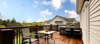 3B/3B; Single Family Lakeside Retreat W/Hot Tub