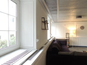 City tweepersoonskamer, 1 queensize bed met slaapbank, niet-roken | Een bureau, een laptopwerkplek, gratis wifi