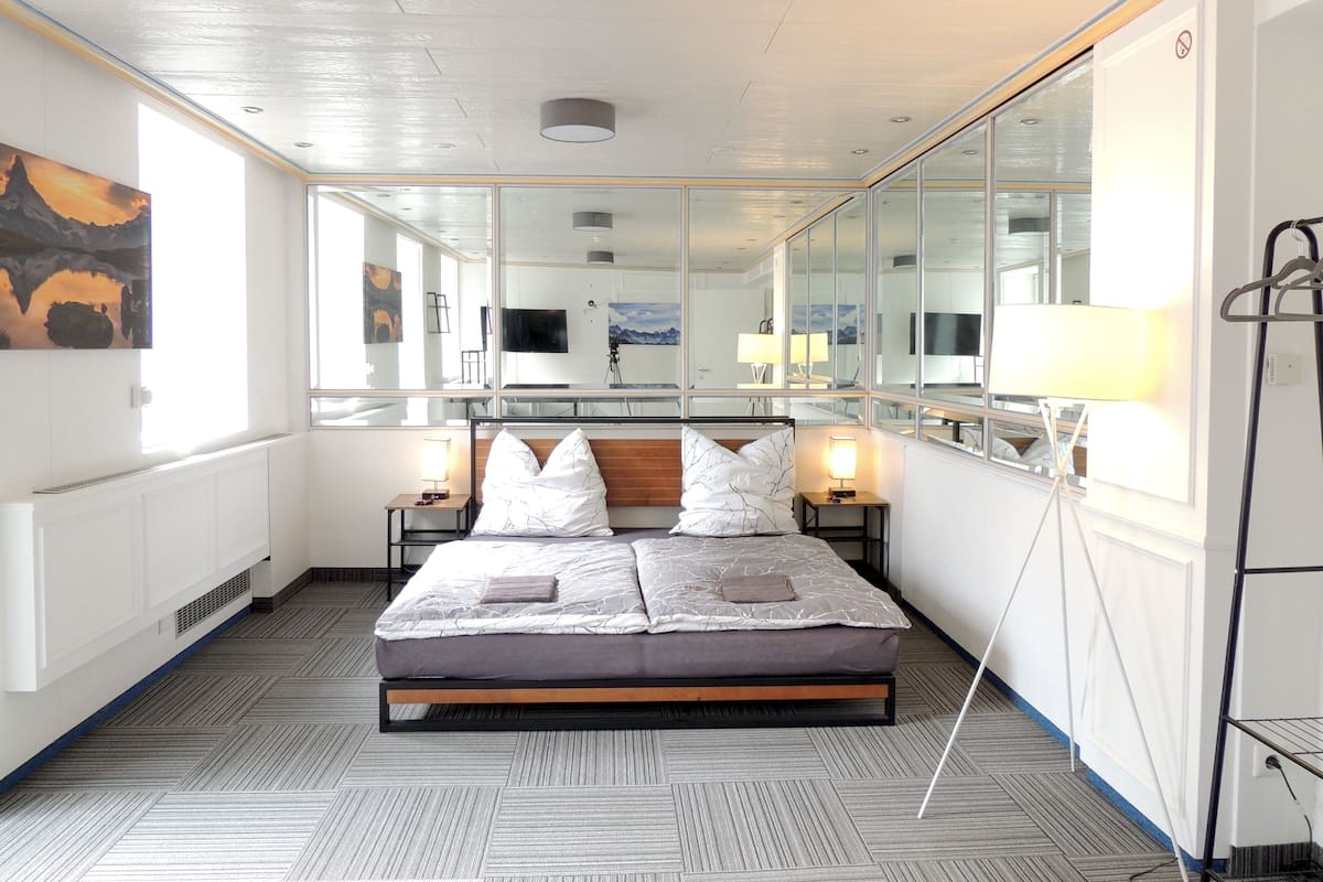 Habitación doble urbana, 1 cama Queen size y sofá cama, para no fumadores, planta baja | Escritorio, espacio para trabajar con laptop y wifi gratis