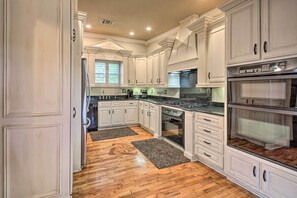 Fridge, microwave, stovetop, dishwasher - Dock, Hot Tub & Kayaks: Luxe Hot Springs Lakehouse (Hot Springs)