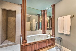 Articles de toilette (gratuits), séchoir à cheveux, serviettes fournies