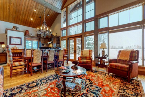 Luxury & secluded cabin w/furnished deck, wood fireplace, mountain & river views