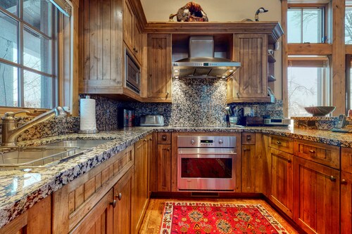 Luxury & secluded cabin w/furnished deck, wood fireplace, mountain & river views