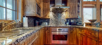 Luxury & secluded cabin w/furnished deck, wood fireplace, mountain & river views