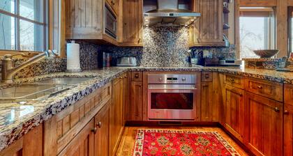 Luxury & secluded cabin w/furnished deck, wood fireplace, mountain & river views