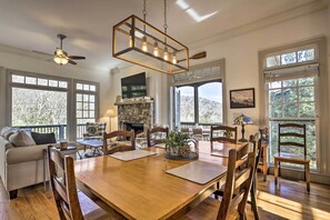 Living Room | 6-Person Dining Table