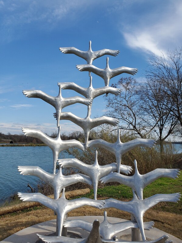 A sculpture of abstract tree branches in a park setting. - Fresh, New, Light & Airy. 1.2 miles to Magnolia Silos, 1 mile to the Stadium (waco)