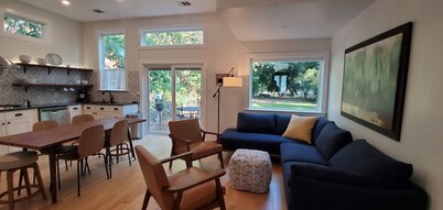 Fresh, New, Light & Airy. 1.2  miles to Magnolia Silos, 1 mile to the Stadium