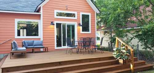 Fresh, New, Light & Airy. 1.2  miles to Magnolia Silos, 1 mile to the Stadium