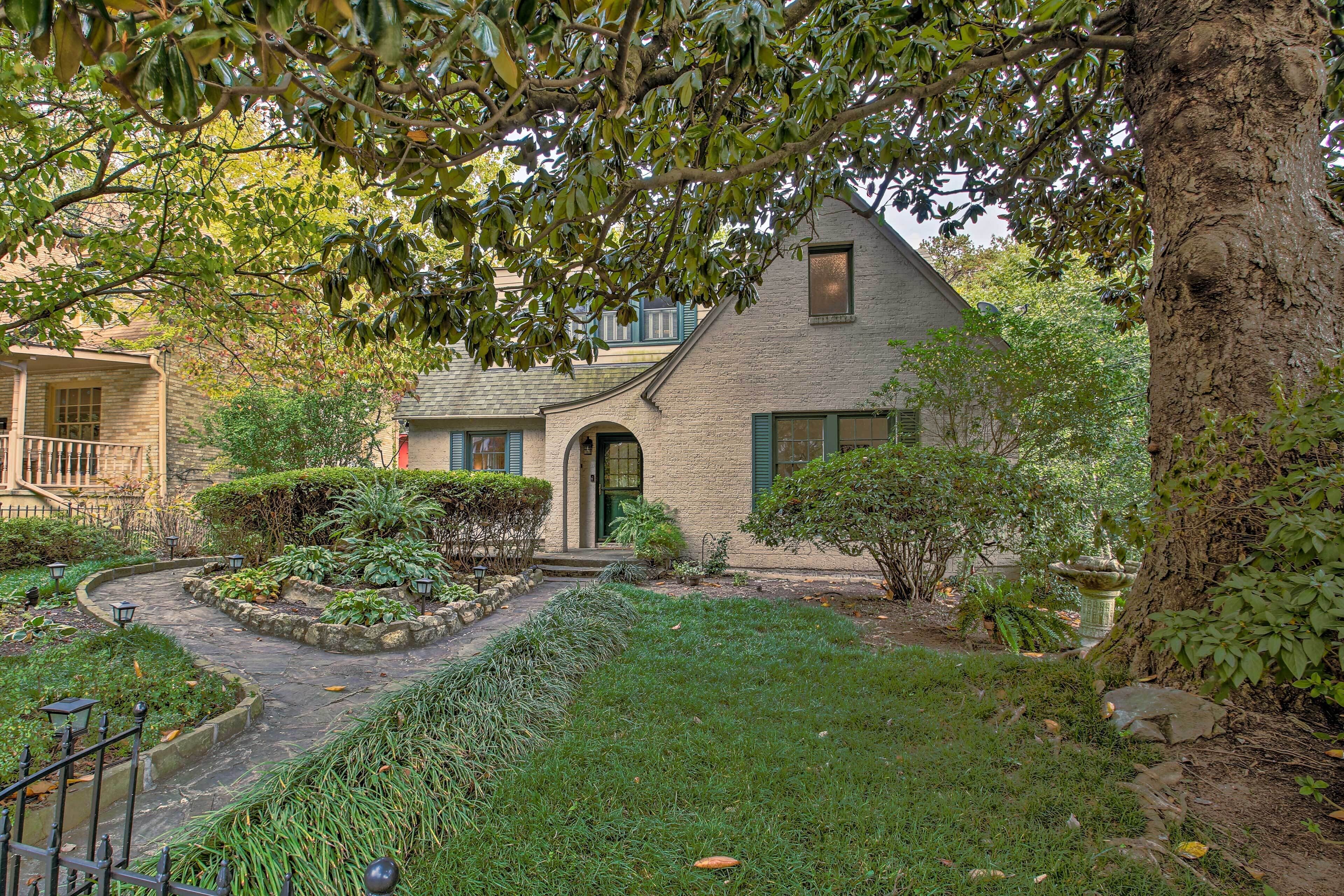 Private Retreat with Pool, 2 Miles to Oaklawn!