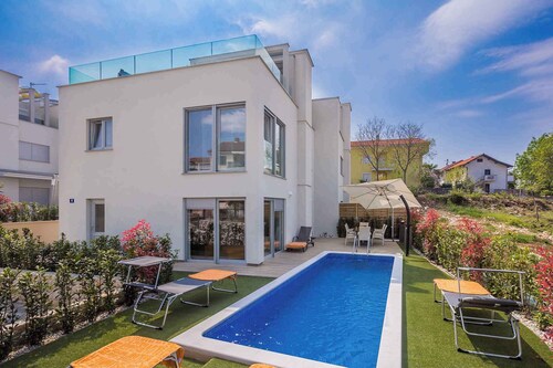 Villa with pool in the center of Malinska