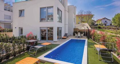 Casa vacacional con piscina en el centro de Malinska