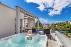 Outdoor spa tub - Villa with pool in the center of Malinska (Malinska)