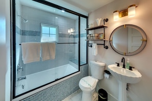 Combined shower/tub, towels, soap, toilet paper - WATER SLIDE & POOL ** SUGAR SHACK** (Bradenton)