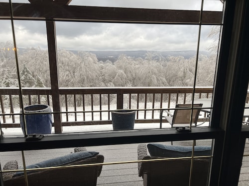 Private mountainside chalet bordering Dolly Sods with beautiful panoramic view.