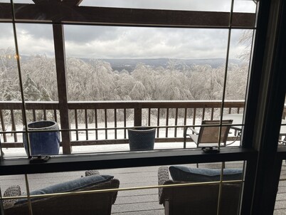 Private mountainside chalet bordering Dolly Sods with beautiful panoramic view.